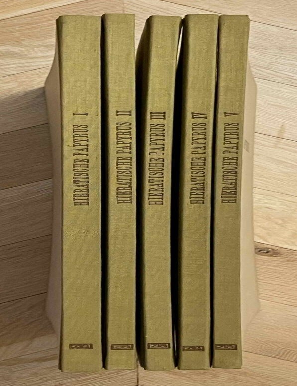Item #M0003b Hieratische Papyrus aus den K&ouml;niglichen Museen zu Berlin. Band I: Rituale f&uuml;r den Kultus des Amon und f&uuml;r den Kultus der Mut. Band II: Hymnen an verschiedene G&ouml;tter. Zusatzkapitel zum Totenbuch. Band III: Schriftst&uuml;cke der VI. dynastie aus Elephantine. Zauberspr&uuml;che f&uuml;r Mutter und Kind. Ostraka. Band IV: Literarische Texte des Mittleren Reiches. I: Die Klagen des Bauern. Band V: Literarische Texte des Mittleren Reiches. II: Die Erz&auml;hlung des Sinuhe und die Hirtengeschichte (complete set). ERMAN Adolf - GARDINER Alan Henderson.[newline]M0003b-00.jpeg