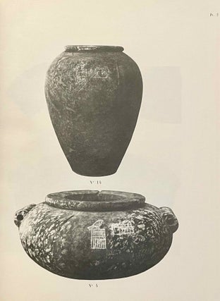 La pyramide à degrés. Tome IV: Inscriptions gravées sur les vases. Fasc. 1: Planches. Fasc. 2: Texte. Tome V: Inscriptions à l'encre sur les vases. 2 volumes.