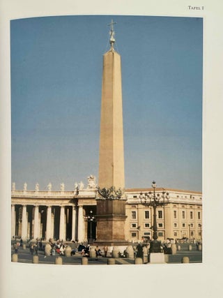 Der Obelisk auf dem Petersplatz in Rom. Ein historisches Monument der Antike.[newline]M10050a-08.jpeg