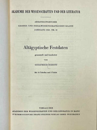Akademieschriften, 1950-1967. 1) Eine &auml;gyptische Schreibpalette als Rechenbrett. 2) Alt&auml;gyptische Festdaten. 3) Der Denkstein Sethos' I. f&uuml;r die Kapelle Ramses' I. in Abydos. 4) Die Deutung der Geheimnisse des Rituals f&uuml;r die Abwehr des B&ouml;sen. 5) Hieroglyphen - Untersuchungen zum Ursprung der Schrift. 6) Kanais. Der Tempel Sethos I. im Wadi Mia. 7) Die Reinigung Pharaohs in einem memphitischen Tempel (Berlin P 13242). 8) Das sch&ouml;ne Fest vom W&uuml;stentale. Festbr&auml;uche einer Totenstadt. 9) Die Schrift der verborgenen Kammer in K&ouml;nigsgr&auml;bern der 18. Dynastie. (Gliederung, Titel und Vermerke). 10) Zum Kr&ouml;nungstag der K&ouml;nigin Hatscheps&ucirc;t. 11) Zur Kr&ouml;nungstitulatur der Pyramidenzeit. 12) Zum Weltbild der Jenseitsf&uuml;hrer des neuen Reiches.[newline]M11917-02.jpeg