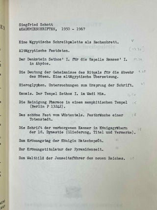 Akademieschriften, 1950-1967. 1) Eine &auml;gyptische Schreibpalette als Rechenbrett. 2) Alt&auml;gyptische Festdaten. 3) Der Denkstein Sethos' I. f&uuml;r die Kapelle Ramses' I. in Abydos. 4) Die Deutung der Geheimnisse des Rituals f&uuml;r die Abwehr des B&ouml;sen. 5) Hieroglyphen - Untersuchungen zum Ursprung der Schrift. 6) Kanais. Der Tempel Sethos I. im Wadi Mia. 7) Die Reinigung Pharaohs in einem memphitischen Tempel (Berlin P 13242). 8) Das sch&ouml;ne Fest vom W&uuml;stentale. Festbr&auml;uche einer Totenstadt. 9) Die Schrift der verborgenen Kammer in K&ouml;nigsgr&auml;bern der 18. Dynastie. (Gliederung, Titel und Vermerke). 10) Zum Kr&ouml;nungstag der K&ouml;nigin Hatscheps&ucirc;t. 11) Zur Kr&ouml;nungstitulatur der Pyramidenzeit. 12) Zum Weltbild der Jenseitsf&uuml;hrer des neuen Reiches.[newline]M11917-03.jpeg
