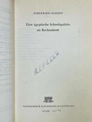 Akademieschriften, 1950-1967. 1) Eine &auml;gyptische Schreibpalette als Rechenbrett. 2) Alt&auml;gyptische Festdaten. 3) Der Denkstein Sethos' I. f&uuml;r die Kapelle Ramses' I. in Abydos. 4) Die Deutung der Geheimnisse des Rituals f&uuml;r die Abwehr des B&ouml;sen. 5) Hieroglyphen - Untersuchungen zum Ursprung der Schrift. 6) Kanais. Der Tempel Sethos I. im Wadi Mia. 7) Die Reinigung Pharaohs in einem memphitischen Tempel (Berlin P 13242). 8) Das sch&ouml;ne Fest vom W&uuml;stentale. Festbr&auml;uche einer Totenstadt. 9) Die Schrift der verborgenen Kammer in K&ouml;nigsgr&auml;bern der 18. Dynastie. (Gliederung, Titel und Vermerke). 10) Zum Kr&ouml;nungstag der K&ouml;nigin Hatscheps&ucirc;t. 11) Zur Kr&ouml;nungstitulatur der Pyramidenzeit. 12) Zum Weltbild der Jenseitsf&uuml;hrer des neuen Reiches.[newline]M11917-04.jpeg
