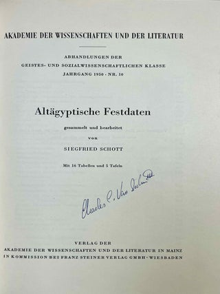 Akademieschriften, 1950-1967. 1) Eine &auml;gyptische Schreibpalette als Rechenbrett. 2) Alt&auml;gyptische Festdaten. 3) Der Denkstein Sethos' I. f&uuml;r die Kapelle Ramses' I. in Abydos. 4) Die Deutung der Geheimnisse des Rituals f&uuml;r die Abwehr des B&ouml;sen. 5) Hieroglyphen - Untersuchungen zum Ursprung der Schrift. 6) Kanais. Der Tempel Sethos I. im Wadi Mia. 7) Die Reinigung Pharaohs in einem memphitischen Tempel (Berlin P 13242). 8) Das sch&ouml;ne Fest vom W&uuml;stentale. Festbr&auml;uche einer Totenstadt. 9) Die Schrift der verborgenen Kammer in K&ouml;nigsgr&auml;bern der 18. Dynastie. (Gliederung, Titel und Vermerke). 10) Zum Kr&ouml;nungstag der K&ouml;nigin Hatscheps&ucirc;t. 11) Zur Kr&ouml;nungstitulatur der Pyramidenzeit. 12) Zum Weltbild der Jenseitsf&uuml;hrer des neuen Reiches.[newline]M11917-07.jpeg