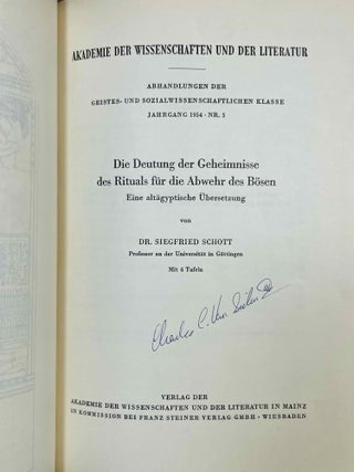 Akademieschriften, 1950-1967. 1) Eine &auml;gyptische Schreibpalette als Rechenbrett. 2) Alt&auml;gyptische Festdaten. 3) Der Denkstein Sethos' I. f&uuml;r die Kapelle Ramses' I. in Abydos. 4) Die Deutung der Geheimnisse des Rituals f&uuml;r die Abwehr des B&ouml;sen. 5) Hieroglyphen - Untersuchungen zum Ursprung der Schrift. 6) Kanais. Der Tempel Sethos I. im Wadi Mia. 7) Die Reinigung Pharaohs in einem memphitischen Tempel (Berlin P 13242). 8) Das sch&ouml;ne Fest vom W&uuml;stentale. Festbr&auml;uche einer Totenstadt. 9) Die Schrift der verborgenen Kammer in K&ouml;nigsgr&auml;bern der 18. Dynastie. (Gliederung, Titel und Vermerke). 10) Zum Kr&ouml;nungstag der K&ouml;nigin Hatscheps&ucirc;t. 11) Zur Kr&ouml;nungstitulatur der Pyramidenzeit. 12) Zum Weltbild der Jenseitsf&uuml;hrer des neuen Reiches.[newline]M11917-15.jpeg