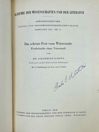 Akademieschriften, 1950-1967. 1) Eine &auml;gyptische Schreibpalette als Rechenbrett. 2) Alt&auml;gyptische Festdaten. 3) Der Denkstein Sethos' I. f&uuml;r die Kapelle Ramses' I. in Abydos. 4) Die Deutung der Geheimnisse des Rituals f&uuml;r die Abwehr des B&ouml;sen. 5) Hieroglyphen - Untersuchungen zum Ursprung der Schrift. 6) Kanais. Der Tempel Sethos I. im Wadi Mia. 7) Die Reinigung Pharaohs in einem memphitischen Tempel (Berlin P 13242). 8) Das sch&ouml;ne Fest vom W&uuml;stentale. Festbr&auml;uche einer Totenstadt. 9) Die Schrift der verborgenen Kammer in K&ouml;nigsgr&auml;bern der 18. Dynastie. (Gliederung, Titel und Vermerke). 10) Zum Kr&ouml;nungstag der K&ouml;nigin Hatscheps&ucirc;t. 11) Zur Kr&ouml;nungstitulatur der Pyramidenzeit. 12) Zum Weltbild der Jenseitsf&uuml;hrer des neuen Reiches.[newline]M11917-27.jpeg