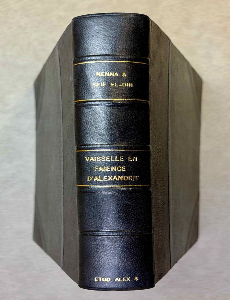 Item #M12542 La vaisselle en fa&iuml;ence d'&eacute;poque gr&eacute;co-romaine. Catalogue du Mus&eacute;e gr&eacute;co-romain d'Alexandrie. NENNA Marie-Dominique - SEIF EL-DIN Merwatte.[newline]M12542-00.jpeg