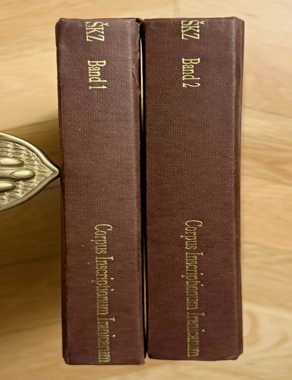 Item #M14045 Die dreisprachige Inschrift Sabuhrs I. an der Ka'ba-i Zardust (SKZ). Vol. I & II (complete set). HUYSE Philip.