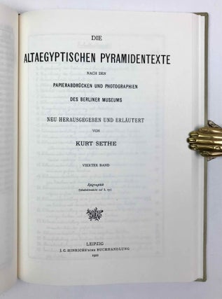 Die altägyptischen Pyramidentexte. Nach den Papierabdrücken und Photographien des Berliner Museums. Neu herausgegeben und erläutert. Band I (Spruch 1-468). Band II (Spruch 469-714). Band III: Kritischer Apparat. Beschreibung der Inschriften. Konkordanz der Texte. Band IV: Epigraphic (Spruch 213-229) (complete set)