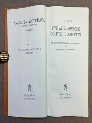 Zwei alt&auml;gyptische politische Schriften. Die Lehre f&uuml;r K&ouml;nig Merikar&ecirc; (Pap. Carlsberg VI) und die Lehre des K&ouml;nigs Amenemhet.[newline]M1696f-01.jpeg