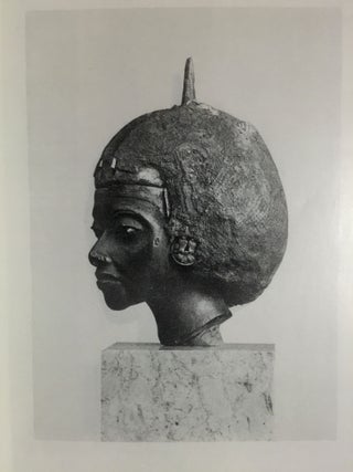 Item #M1790 Der Porträtkopf der Königin Teje im Besitz von Dr James Simon in Berlin. BORCHARDT...