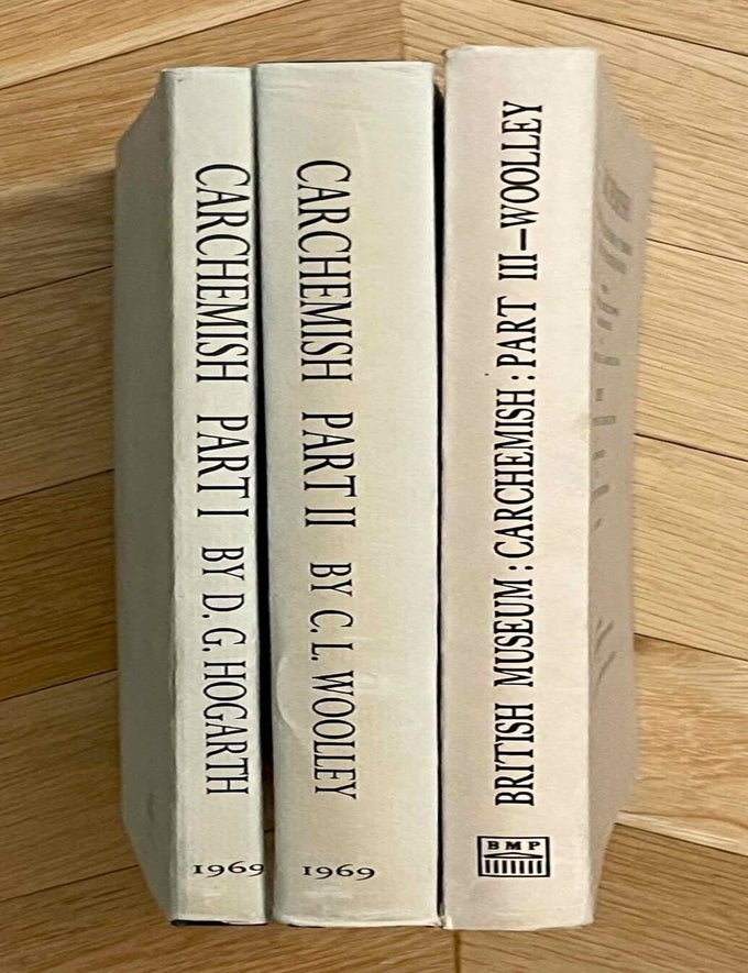 Item #M4399f Carchemish. Report on the Excavations at Jerablus on Behalf of the British Museum. Vol. I: Introductory. Vol. II: The town defences. Vol. III: The excavations in the inner town. The Hittite inscriptions (complete set). HOGARTH D. G. - WOOLLEY Charles Leonard - BARNETT R. D.[newline]M4399f-00.jpeg