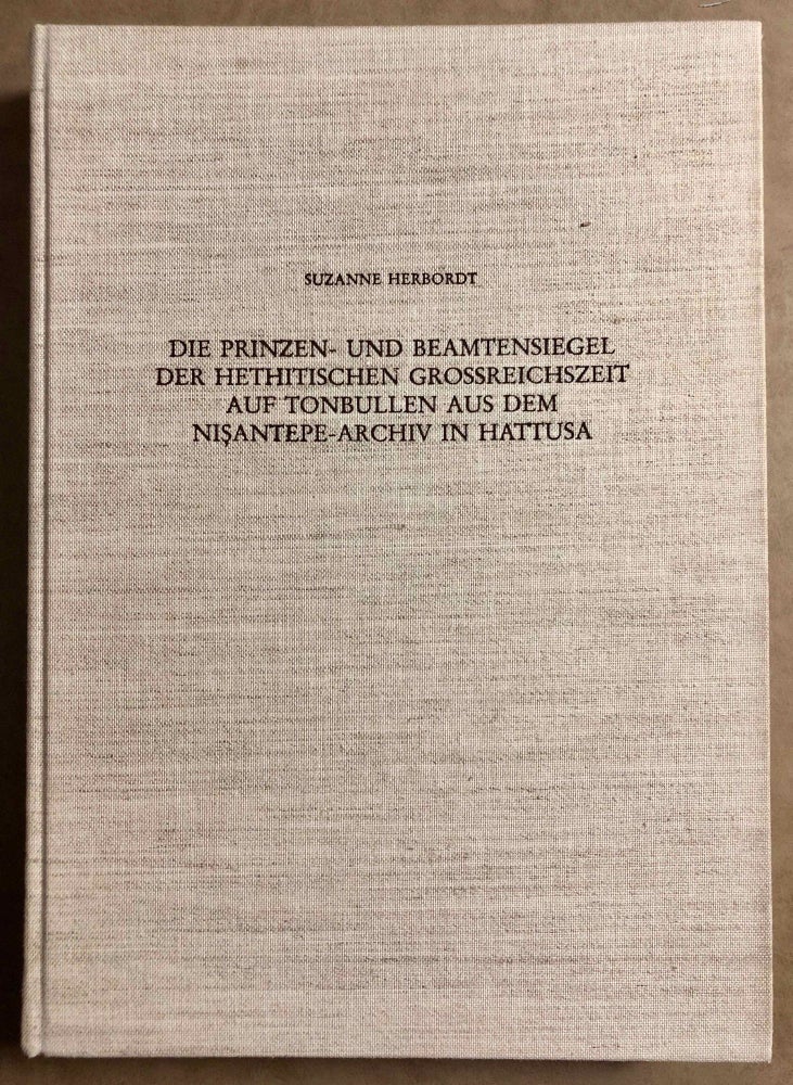 Item #M7425 Die Prinzen- und Beamtensiegel der hethitischen Grossreichszeit auf Tonbullen aus dem Nisantepe-Archiv in Hattusa. HERBORDT Suzanne.[newline]M7425.jpg
