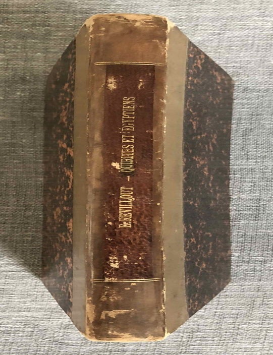 Item #M7723 Les rapports historiques et l&eacute;gaux des Quirites et des &Eacute;gyptiens depuis la fondation de Rome jusqu'aux emprunts faits par les auteurs de la loi des XII tables au code d'Amasis. M&eacute;moire original lu &agrave; l'&Eacute;cole du Louvre pendant l'ann&eacute;e scolaire 1899-1900. REVILLOUT Eug&egrave;ne.[newline]M7723-00.jpeg