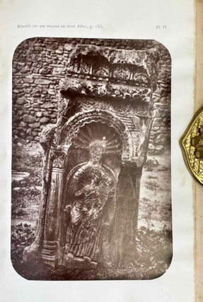 Mémoire sur une mission au mont Athos (par l'abbé Louis Duchesne). Suivi d'un mémoire sur un ambon conservé à Salonique; la représentation des mages en Orient et en Occident durant les premiers siècles, (par M. Bayet).