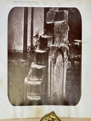 M&eacute;moire sur une mission au mont Athos (par l'abb&eacute; Louis Duchesne). Suivi d'un m&eacute;moire sur un ambon conserv&eacute; &agrave; Salonique; la repr&eacute;sentation des mages en Orient et en Occident durant les premiers si&egrave;cles, (par M. Bayet).