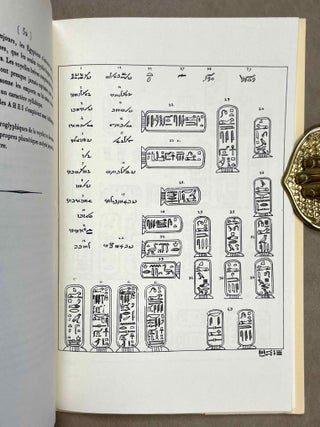 Lettre &agrave; M. Dacier, secr&eacute;taire perp&eacute;tuel de l'Acad&eacute;mie Royale des Inscriptions et Belles-Lettres, relative &agrave; l'alphabet des hi&eacute;roglyphes phon&eacute;tiques. Employ&eacute;s par les Egyptiens pour inscrire sur leurs monuments les titres, les noms et les surnoms des souverains grecs et romains. Postface de Jean-Claude Goyon.