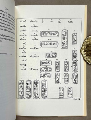 Lettre à M. Dacier, secrétaire perpétuel de l'Académie Royale des Inscriptions et Belles-Lettres, relative à l'alphabet des hiéroglyphes phonétiques. Employés par les Egyptiens pour inscrire sur leurs monuments les titres, les noms et les surnoms des souverains grecs et romains. Postface de Jean-Claude Goyon.