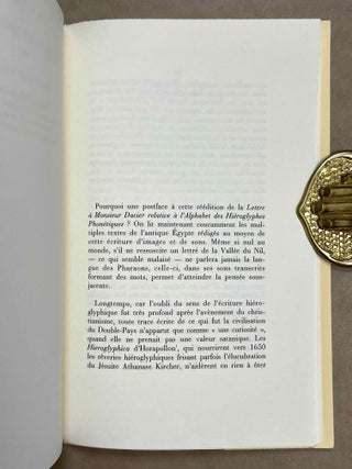 Lettre &agrave; M. Dacier, secr&eacute;taire perp&eacute;tuel de l'Acad&eacute;mie Royale des Inscriptions et Belles-Lettres, relative &agrave; l'alphabet des hi&eacute;roglyphes phon&eacute;tiques. Employ&eacute;s par les Egyptiens pour inscrire sur leurs monuments les titres, les noms et les surnoms des souverains grecs et romains. Postface de Jean-Claude Goyon.