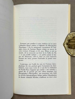 Lettre à M. Dacier, secrétaire perpétuel de l'Académie Royale des Inscriptions et Belles-Lettres, relative à l'alphabet des hiéroglyphes phonétiques. Employés par les Egyptiens pour inscrire sur leurs monuments les titres, les noms et les surnoms des souverains grecs et romains. Postface de Jean-Claude Goyon.